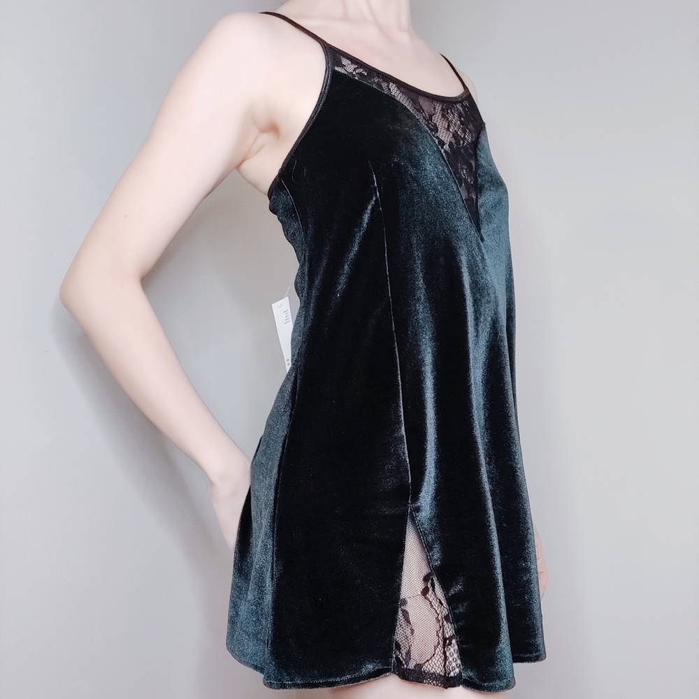 🆕NWT Urban Outfitters Velvet Tank Top Green Size S